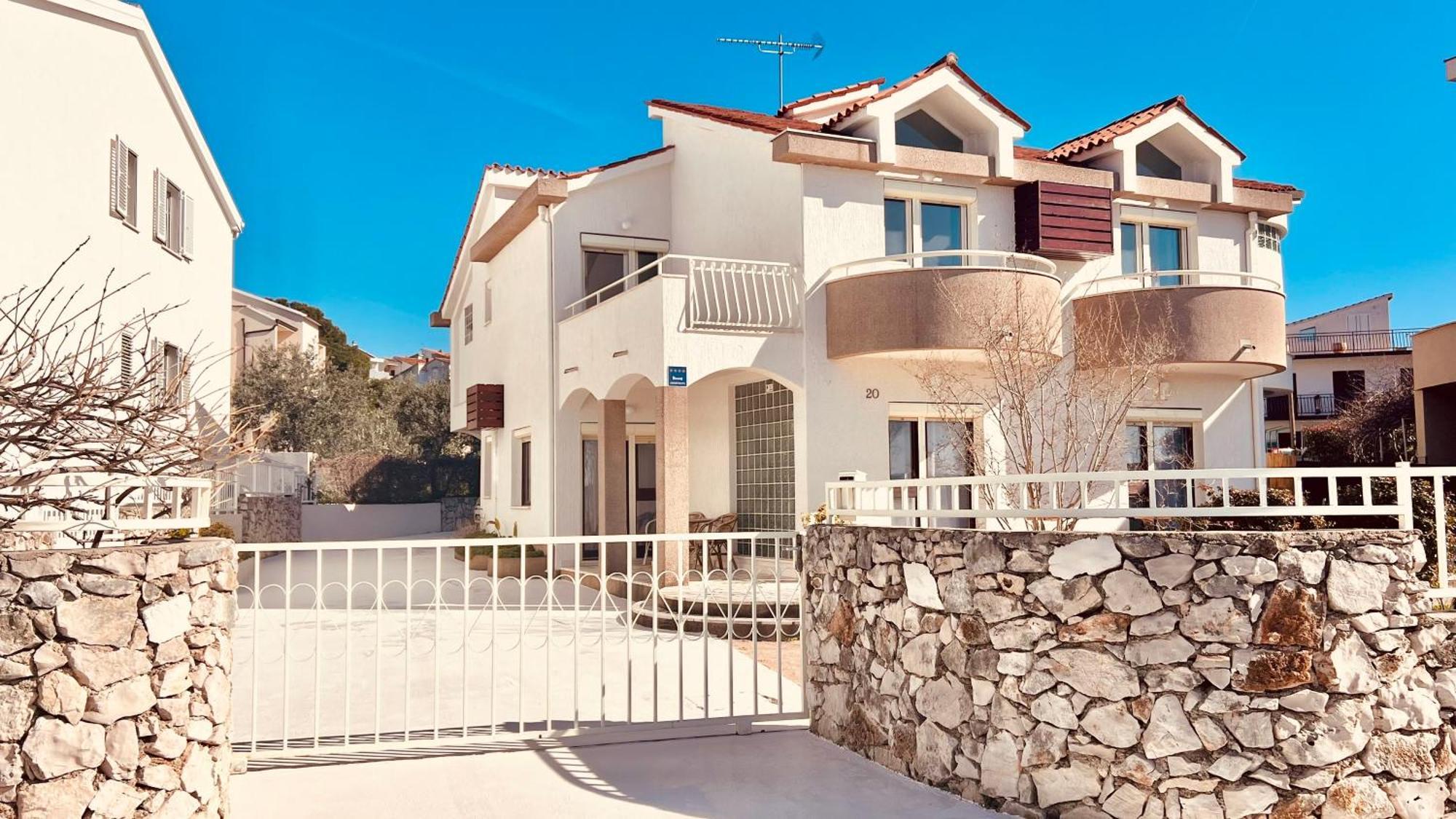 Beach Apartment w Sea Views, 3x Big Rooms w En-Suites Šibenik Exterior foto
